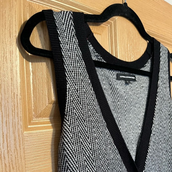 Chevron Knitted V Neck Vest - Picture 7 of 11